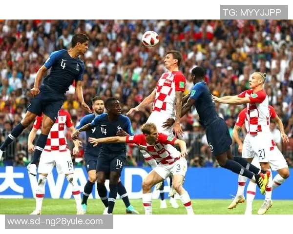 四大足球巨星合影亮相 展现巅峰对决的荣耀时刻